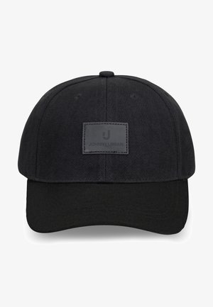 Čierna baseballová čiapka s oblým šiltom a prišitým štítkom na prednej strane s nápisom "Johnny Urban" a malým logom "J" nad textom.