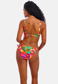 Bikini colorido con patrón floral; fondo naranja con acentos en rosa y verde. Tiras ajustables, cierre de broche, bikini tipo culotte atado a los lados.