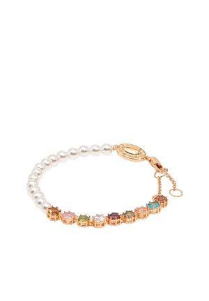 Pulsera con perlas blancas en un lado y piedras preciosas multicolores en engastes de oro en el otro, con un cierre de oro y cadena ajustable.