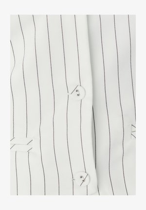 Witte stof met verticale marineblauwe strepen, met twee knopen en gestikte accenten voor extra textuur en ontwerpdetaillering.