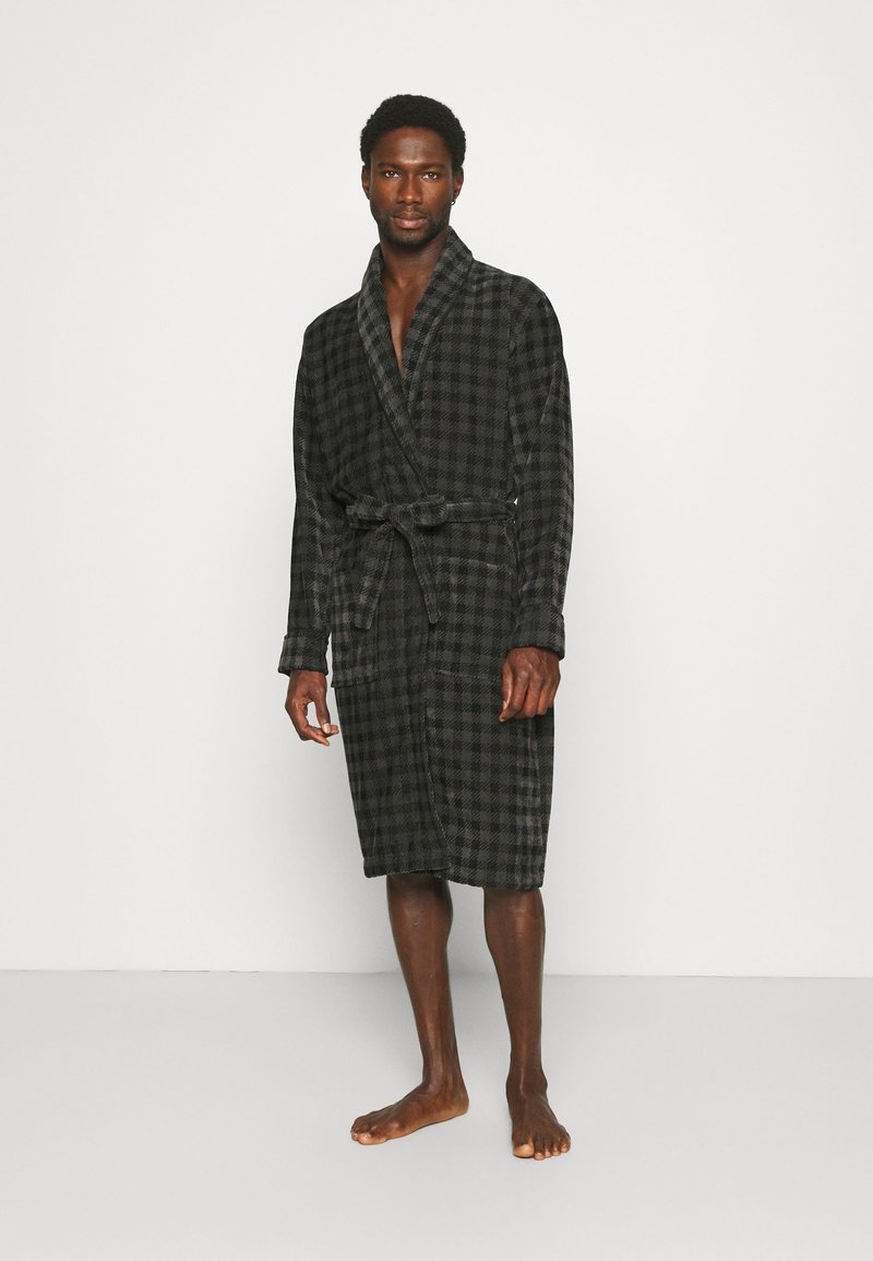 Sort og grå ternet badekåbe med bælte, lange ærmer og to forlommer. Blødt stof med en lækker tekstur.