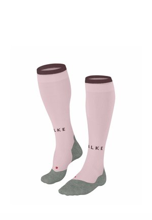 Par knæhøje lyserøde sokker med grå tæer og hæle, mørke manchetter og sort "FALKE" logo på læggene.