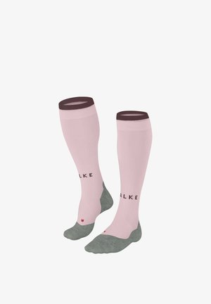 Par knæhøje lyserøde sokker med grå tæer og hæle, mørke manchetter og sort "FALKE" logo på læggene.