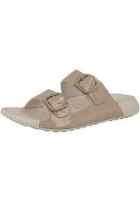 Sandali beige slip-on con due cinturini regolabili a fibbia, finitura lucida, punta arrotondata e suola testurizzata per una migliore aderenza.