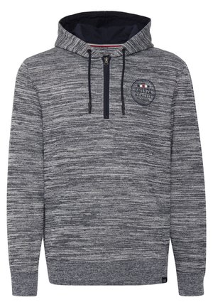 Pelēks kapuce ar teksturētu rakstu, puszipla apkakle, jūras zila odere kapucei un izšūta logo uz krūtīm. Iekļauj regulējamus aukliņas.