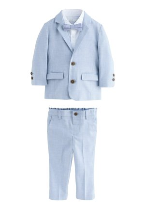 Costum albastru deschis pentru copil cu sacou, pantaloni asortați, cămașă albă și papion albastru cu dungi pe fundal alb.