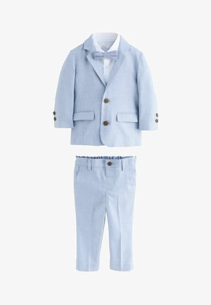 Traje azul claro para niño pequeño con blazer, pantalones a juego, camisa blanca y pajarita azul a rayas sobre fondo blanco.
