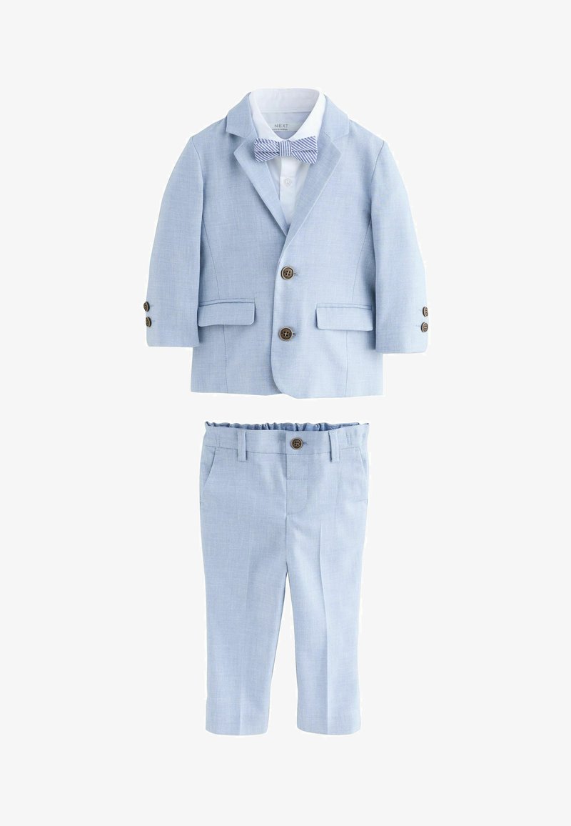Costume bleu clair pour tout-petit avec blazer, pantalon assorti, chemise blanche et nœud papillon bleu rayé sur fond blanc.