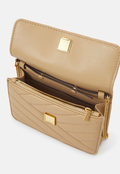 Tory Burch KIRA CHEVRON MINI TOP HANDLE CHAIN WALLET - Handbag - desert dune