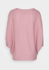 Pull rose ample avec une texture douce, doté d'un large col et de manches chauve-souris. Détails côtelés le long des bords.