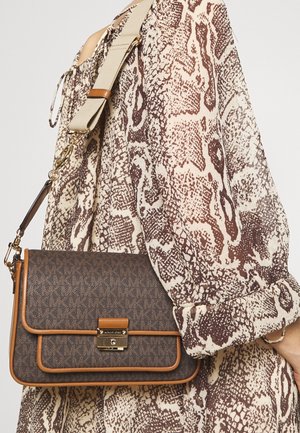 Borsa marrone con motivo a fantasie, dettagli in oro, accenti color cuoio e superficie texturizzata. Dotata di tracolla staccabile e chiusura a patta.