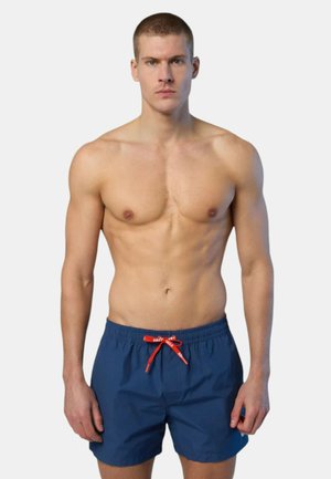 Costumi da bagno blu navy con elastico in vita e cordino rosso. Realizzati in tessuto leggero, presentano un design semplice e senza ulteriori motivi.