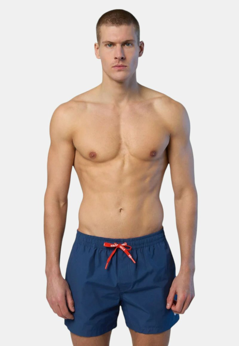 Costumi da bagno blu navy con elastico in vita e cordino rosso. Realizzati in tessuto leggero, presentano un design semplice e senza ulteriori motivi.