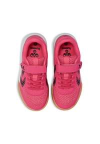 Scarpe da ginnastica rosa con upper in rete e dettagli neri. Le caratteristiche includono una fascia in Velcro, una suola texturizzata e chiusura con lacci. Taglia 30.