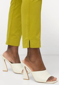 Ulla Popken CIGARETTE PINTUCK ELASTIC WAISTBAND - Kalhoty - pistachio