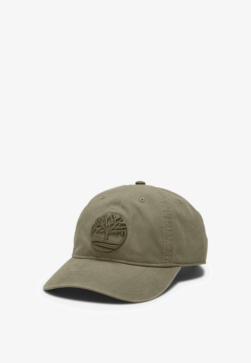 Olivgrüne Baumwoll-Baseballmütze mit einem gestickten runden Baum-Logo, gebogenem Schirm und sechs Belüftungsöffnungen am Oberteil.