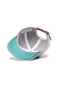 Gorra gris con la parte inferior en azul verdoso. Presenta una correa de cuero, un forro blanco y una etiqueta de tela en el interior. Visera curvada y textura suave.