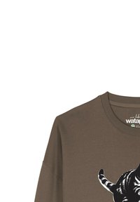 Bruine shirt met een zwart-witte getijgerde kat grafiek, gedeeltelijk zichtbaar, weergegeven vanuit de achterkant met een gestreepte staart die omhoog krult.