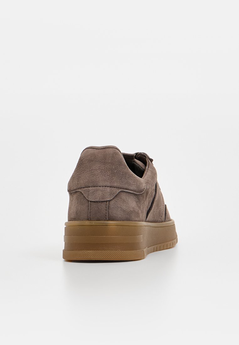 Braune Wildleder-Sneaker mit einer Gummisohle, ausgestattet mit einem gepolsterten Schaft und seitlichen Nähten für zusätzlichen Textur.
