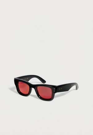 Crne pravokutne Ray-Ban sunčane naočale s crvenim toniranim staklima koje se odmaraju na bijeloj površini.