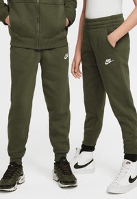 Nike Sportswear SPORTSWEAR CLUB FLEECE - Fato de treino - khaki