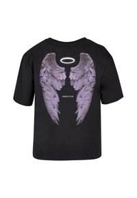 Černé bavlněné tričko s velkým grafickým designem fialových andělských křídel a halo na zadní straně, s textem "ANGELS CLUB" pod tímto designem.
