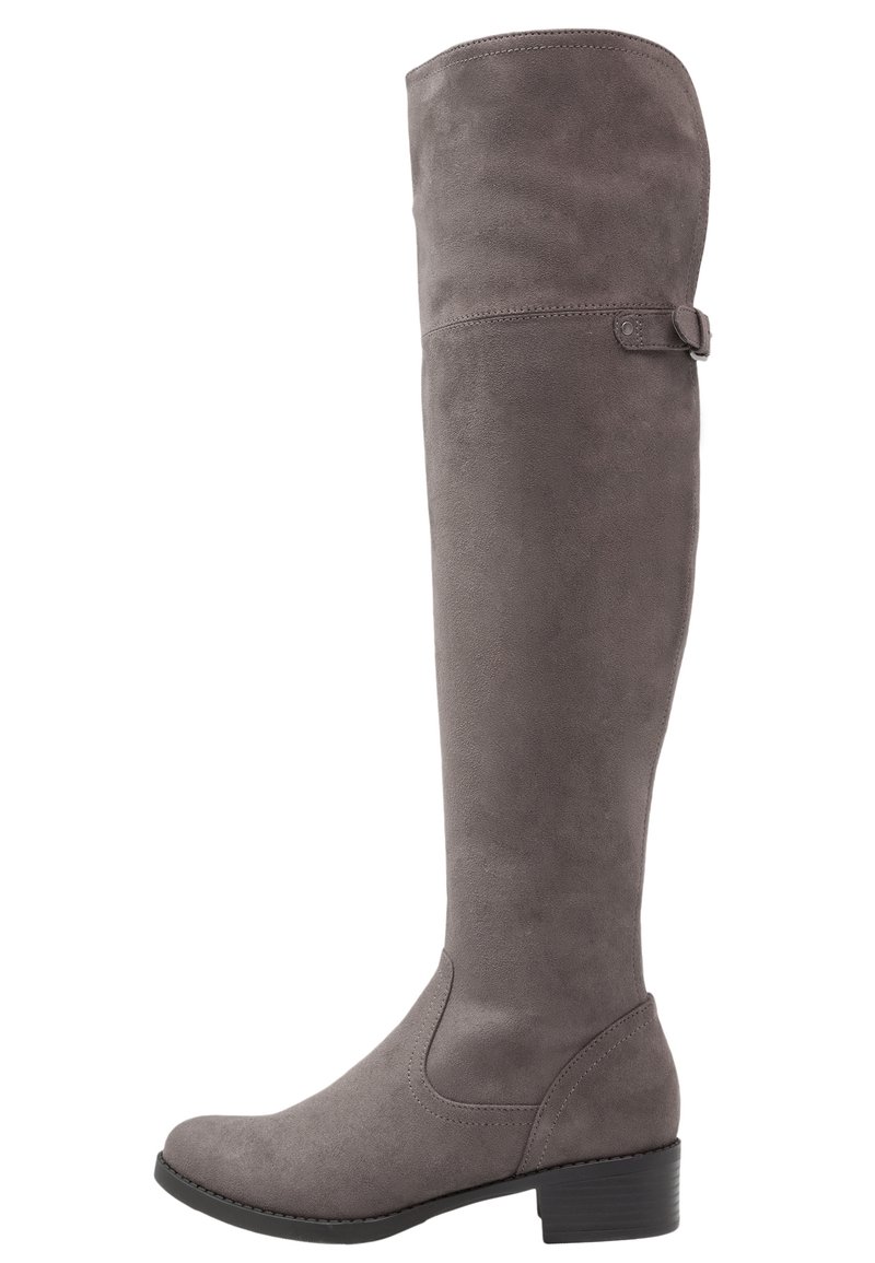 Bota de ante gris por encima de la rodilla con puntera redonda, tacón pequeño y un detalle de hebilla lateral. Textura suave, diseño sin costuras.