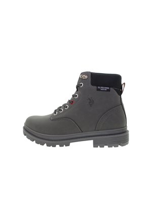 Stivaletto grigio U.S. Polo Assn. con collo imbottito nero, lacci sul davanti, suola robusta e logo marchiato di lato.