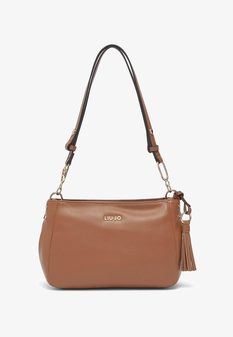 Sac à main en cuir marron avec une finition texturée, ferrures dorées et un détail pompon. Dispose d'une bandoulière amovible pour plus de polyvalence.