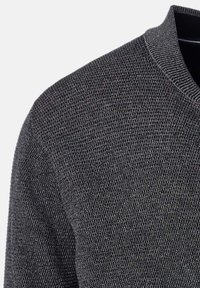 Dunkelgrauer Strickpullover mit Schulter- und Kragenpartie sowie geripptem Rundhals auf hellem Hintergrund.