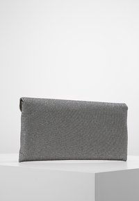 Pochette en tissu gris à surface texturée, de forme rectangulaire, avec un design à rabat. Sans accessoires ni éléments visibles.