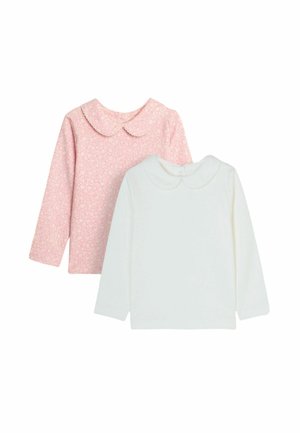 Zwei Langarmshirts: eines in Pink mit floralem Muster und einem gewellten Kragen, das andere einfarbig Weiß mit rundem Kragen, beide aus weichem Stoff.