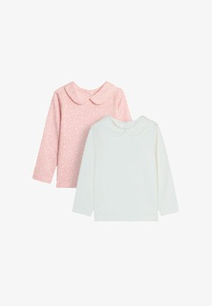 To lange ærmetrøjer: en rosa med blomster mønster og en bølget krave, en ensfarvet hvid med rund krave, begge i blødt stof.
