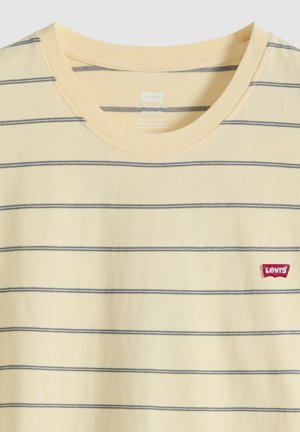 Vaaleankeltainen pyöreäkauluksinen paita, jossa ohuet vaakasuorat harmaat raidat ja pieni punainen Levi's-logo vasemmassa rinnassa.