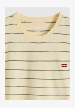 Vaaleankeltainen pyöreäkauluksinen paita, jossa ohuet vaakasuorat harmaat raidat ja pieni punainen Levi's-logo vasemmassa rinnassa.