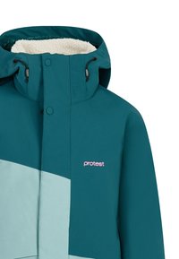 T angemessene und hellblaue Skijacke mit einer Kapuze aus Kunstfell, die das pinke "Protest"-Logo zeigt, Druckknöpfen und Kordelzügen am Kragen.