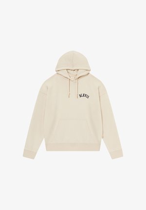 Bēšs pulovers ar kapuci, priekšējo kabatu, auklu kapucē un melnu uzrakstu "BLKVIS" uz kreisās krūšu daļas.