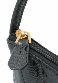 Sac à main noir texturé avec une finition brillante, doté d'une fermeture éclair dorée, d'un motif embossé et d'une courte bandoulière pour le porter.