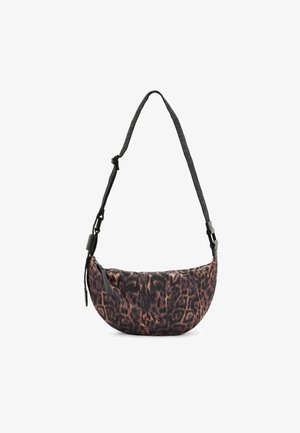 Bolso bandolera con tela de estampado de leopardo en marrón oscuro y negro y correa negra ajustable con cierre de hebilla.