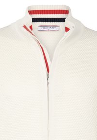 Witte gebreide hoodie-vest met een textuurpatroon, voorzien van een ribbelkraag in rood en marineblauw en een merklabel aan de binnenkant van de hals.