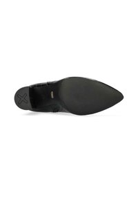Chaussure noire à bout pointu avec une tige en cuir lisse, un design texturé et une semelle en caoutchouc. Présente un petit logo sur la semelle.