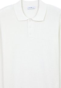 Weißes gestricktes Poloshirt mit weicher Textur, drei-Knopf-Leiste und klassischem Kragen. Das Etikett trägt "CALLIOPE" und die Größe "L."