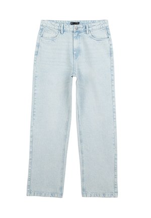 Jasnoniebieskie dżinsy z wysokim stanem i prostymi nogawkami, z przodu zapięcie na guziki i zamek błyskawiczny oraz szlufki na pasek, posiadające pięć kieszeni na białym tle.