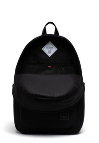 Schwarzer Rucksack mit einem Hauptfach, Frontklappe und Logo-Patch. Hergestellt aus Stoff, mit einer glatten Textur und Reißverschluss.