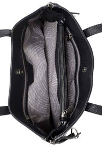 Sac à main en cuir noir avec un extérieur texturé. L'intérieur comprend deux compartiments, dont un avec une fermeture éclair, doublé d'un tissu gris à motifs.