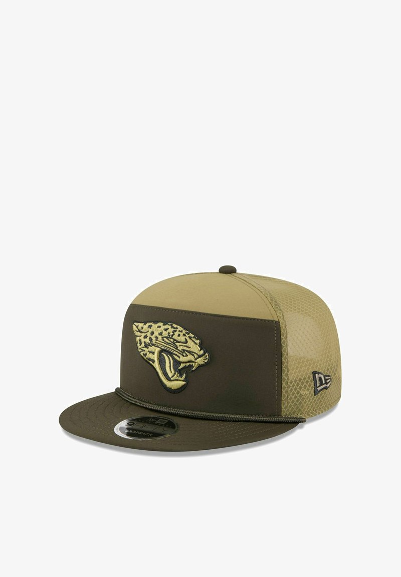 Grüner und sandfarbener zweifarbiger Hut mit flachem Schirm, der ein erhabenes gesticktes Jaguar-Logo auf der Vorderseite und ein strukturiertes Mesh-Seitenpaneel aufweist.