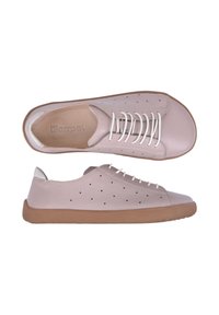 Baskets en cuir rose clair avec lacets blancs, motif latéral perforé, semelles en caoutchouc marron, vues de dessus et de côté.