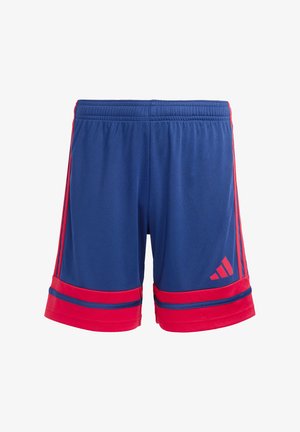 Niebieskie spodenki sportowe z czerwonymi akcentami, o jednolitym kolorze, z elastycznym pasem i trzema paskami po bokach. Logo Adidas na dole.