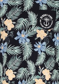 Lyhythihainen paita, jossa on musta tausta ja trooppisia kukka- ja lehtikuvioita sinisissä, keltaisissa ja vihreissä väreissä, sekä merkkitasku.