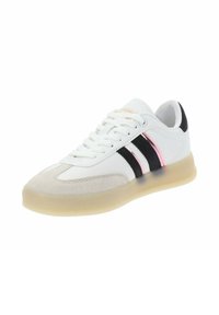 Sneaker bianco con punta in suede, accenti a strisce nere e rosa, e suola in gomma traslucida. Include chiusura con lacci e collare imbottito.